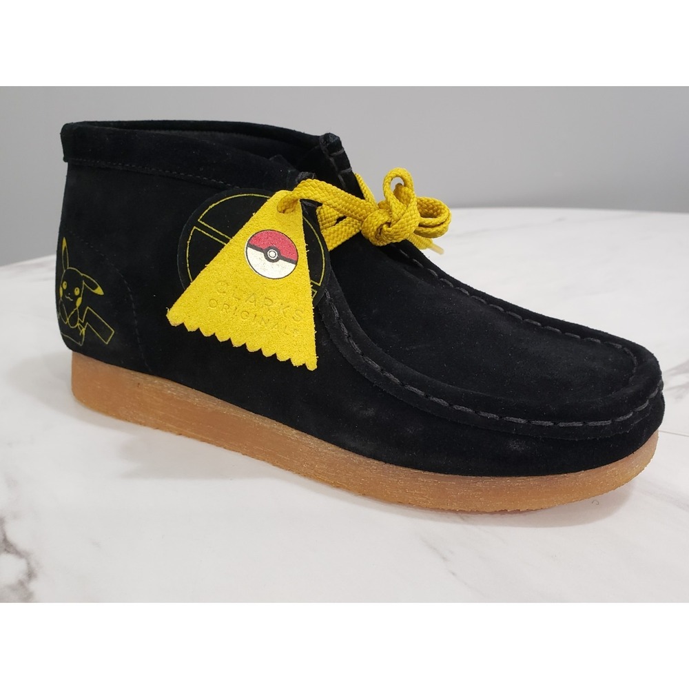 NEW Clarks Kids Wallabee Mist K Black Suede Pokemon PIKACHU 26169540 SZ 2.5 WIDE